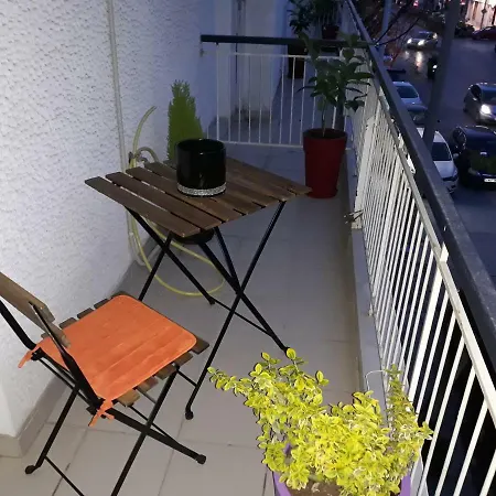 Mini Neighboring The Center *